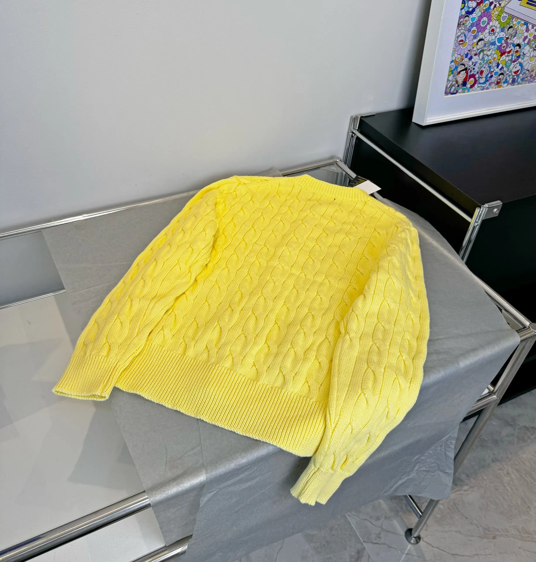 🅿️240 Style number: L05 (lemon yellow) Ralph Lauren RL classic war horse logo embroidery on the chest cable pattern twist button round neck long sleeves buttoned knitted sweater cardigan jacket Color: SIZE: XS S M L Size reference # Length Bust Shoulder width 64 52 45 I will always love sweet girls. The soft and glutinous🧶🫶 style is a very classic cable sweater. It has an American retro college style. It feels very comfortable. It is a must-have item for spring, autumn and winter wardrobes. It also looks good when layered as an inner layer in cold weather. High-density LOGO embroidery on the chest, and original customization of tag accessories. Made of pure cotton yarn 🧶 blended with wool, pure cotton is skin-friendly and comfortable, small label war horse embroidered twist turtleneck sweater 🐎 high quality. Follow the blogger to learn how to wear it! Let’s get a Ralph Lauren cable sweater. It’s a super hard-to-find series after it became popular. It’s hard to find one on the official website. It’s simple and practical to wear, with a lazy and loose feel. The thickened fabric has a more texture, soft and delicate feel, and a loose fit. Whether worn alone or layered, you can wear different styles of fashion with just one piece. ⚠️Contains wool products🦙 Pay attention to the washing method to avoid shrinkage